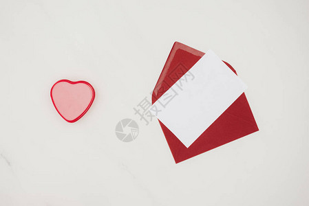 红色信封上方的红色视图图片