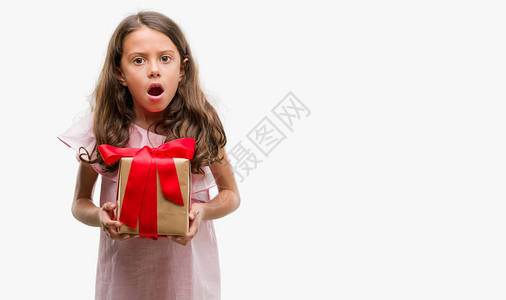 黑发西班牙裔女孩拿着礼物吓得惊魂未定图片