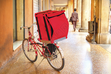 红色箱式自行车图片