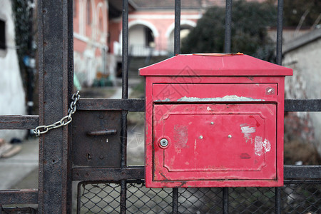 老了红色邮箱在花园背景图片
