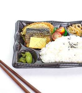 白背景的日本餐盒本托图片
