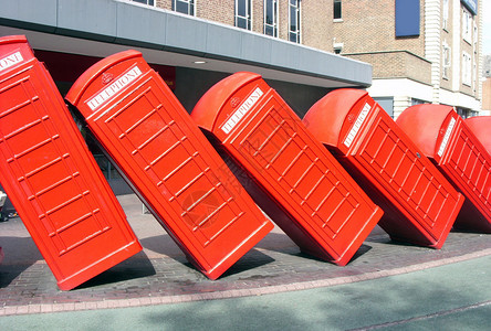 伦敦传统的旧式红电话箱图片