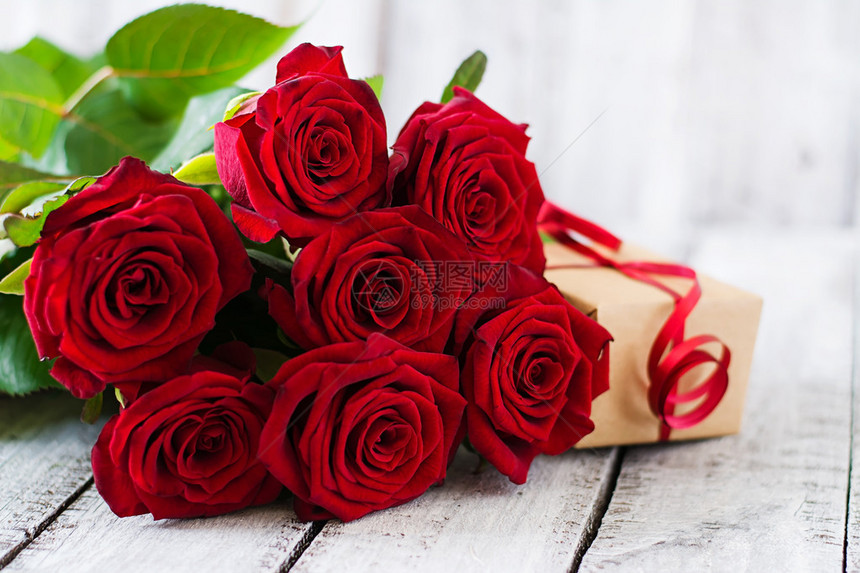 盛满红玫瑰的花束礼物在黑图片