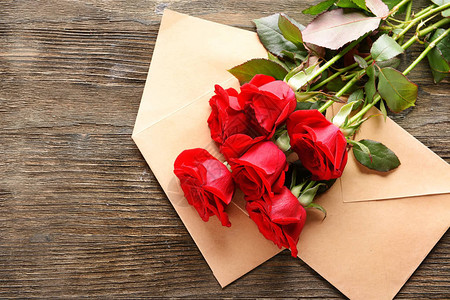 美丽的红色花束和木本底的图片