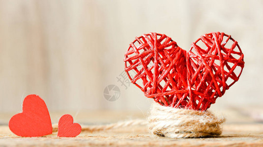 木制背景的红心情人节风图片