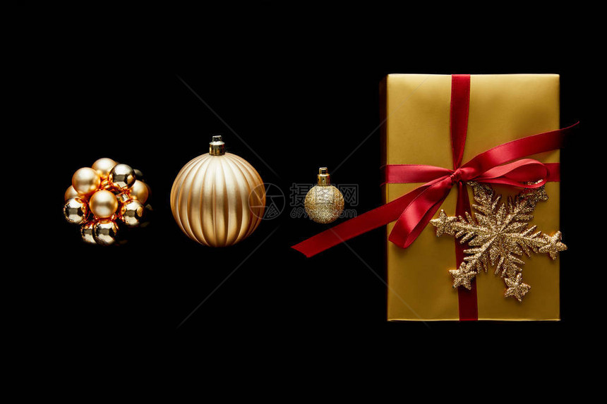 与闪亮的金黄色圣诞礼物躺在平地上并有图片