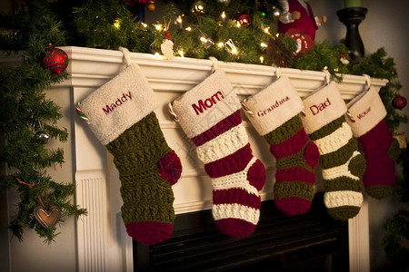 节日期间挂在壁炉上的圣诞袜图片
