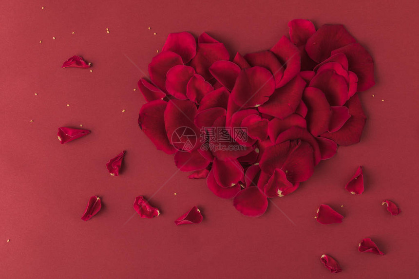 用红色隔离的玫瑰花瓣制成的心顶视图图片