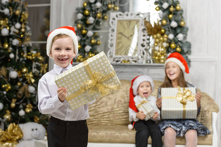 圣诞节家庭概念带X马礼品盒的幸福男孩图片