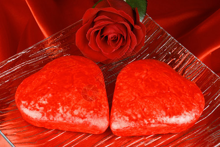 2个红心蛋糕和一朵玫瑰在情人节的红图片