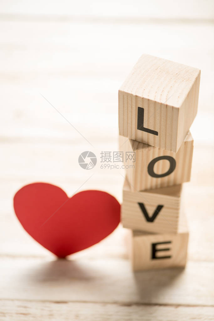 红心剪纸和带有爱情标志的木块图片