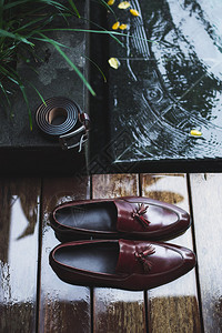 Groom婚礼细节皮带和木制鞋底的皮图片