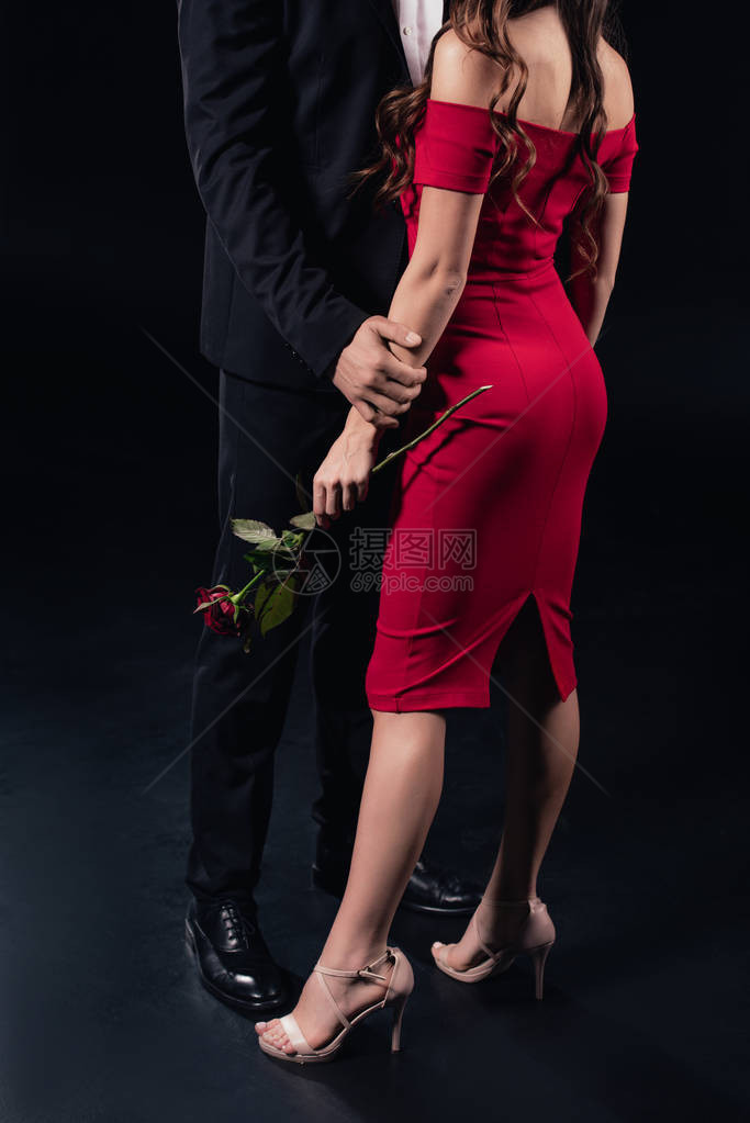 男人用红色礼服拥抱女人的风景穿着红裙图片