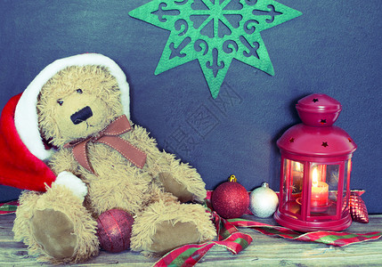 用老熊球和灯装饰圣诞图片