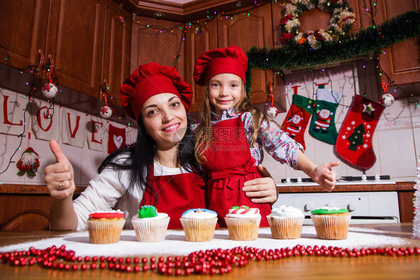 圣诞晚会餐菜单甜点创意美味的巧克力薄荷纸杯蛋糕配咖啡奶酪油和糖洒妈和女儿一起图片