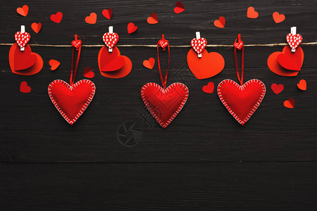 制作情人节礼物双嗜好手工缝纫和纸红心胸列图片