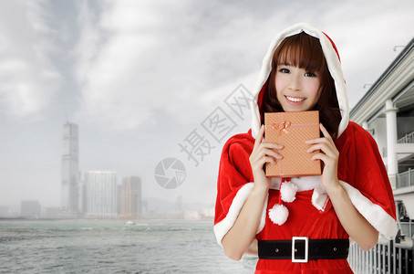 在亚洲香港有礼物的亚洲圣诞妇女图片