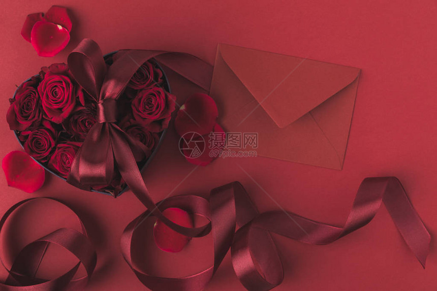 心形礼盒中玫瑰的顶视图图片
