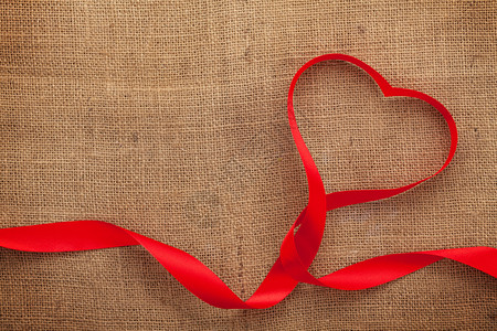 情人节日的心形丝带与图片