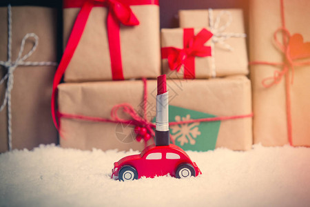 带口红的玩具小车在雪上化妆用圣诞图片