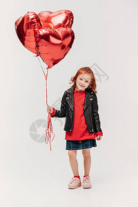 可爱的小女孩带着气球以心脏形状的心图片