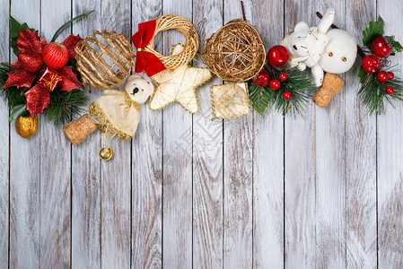 圣诞装饰以木制背景冬季假日概念图片