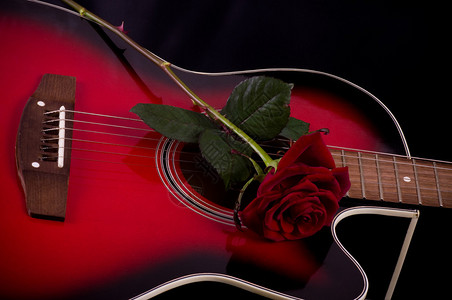 美丽的红色吉他与红玫瑰图片