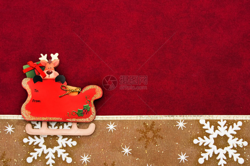 圣诞老人雪橇坐在红色背景上的雪花丝带图片