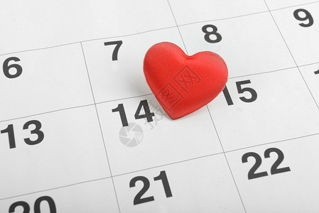 情人节概念日历上的红心图片