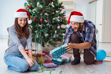开启圣诞礼物的女朋友和男友背景图片