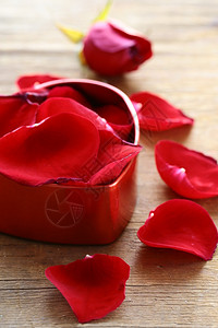 盒子里的红玫瑰花瓣图片