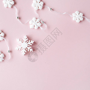 粉红色背景上的白圣诞节雪花装饰圣诞壁纸平图片