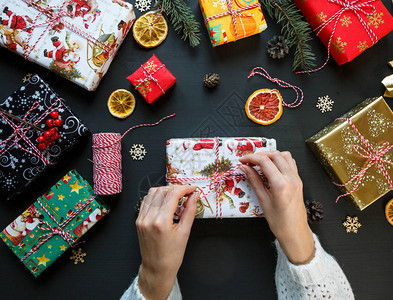 女人的手拿着一份手工制作的圣诞或新年礼物背景图片