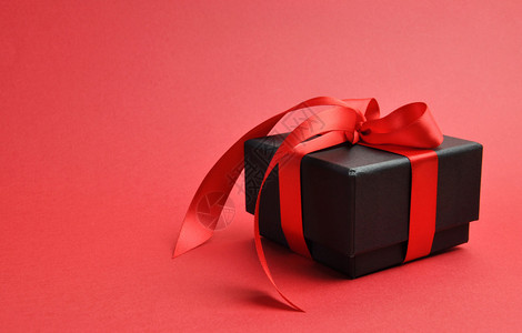 美丽的情人节黑盒礼物带有红色背背景图片