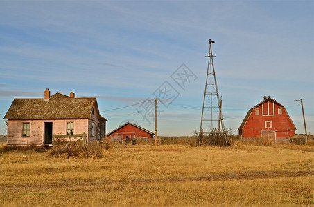一个废弃的老农场图片