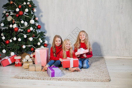 3个女孩打开圣诞礼物新年圣诞图片
