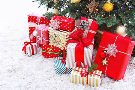 许多圣诞礼物在fir树图片