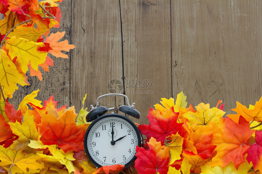 秋余叶背景秋叶背景和提醒时钟图片