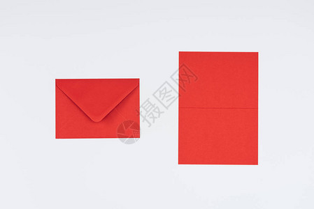 关闭的红色信封和白色隔背景图片