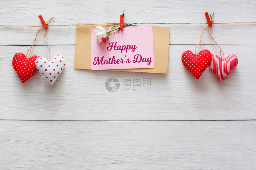 情人节背景与心在衣夹和纸卡与质朴的木板上的玫瑰花母亲节快乐模图片
