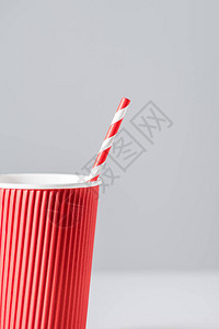 红色纸杯的近视红纸杯将饮用稻草背景图片