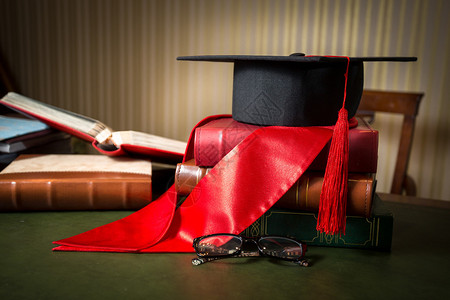图书馆籍中的毕业帽子和红丝带的特图片