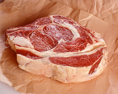 原肋排牛上面有大理石肉和脂肪印在一块背景图片