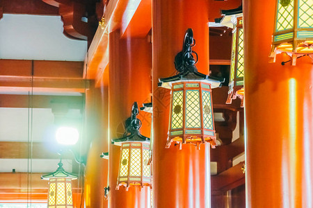 日本寺庙美丽的灯笼装饰图片