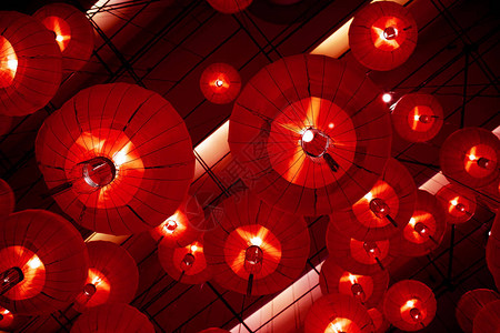 传统红灯笼为新年装饰图片