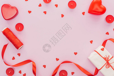 纸质红心和情人节装饰的顶部视图图片