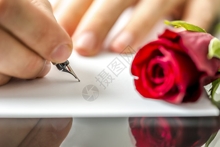 男人写一封信给他的甜心或情人节或周年纪念日背景图片
