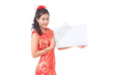 穿着中华服装的女在白背景背景图片