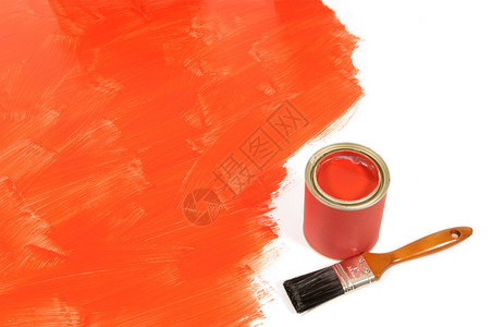 用油漆罐和油漆笔刷完成部分空白的红漆地板图片