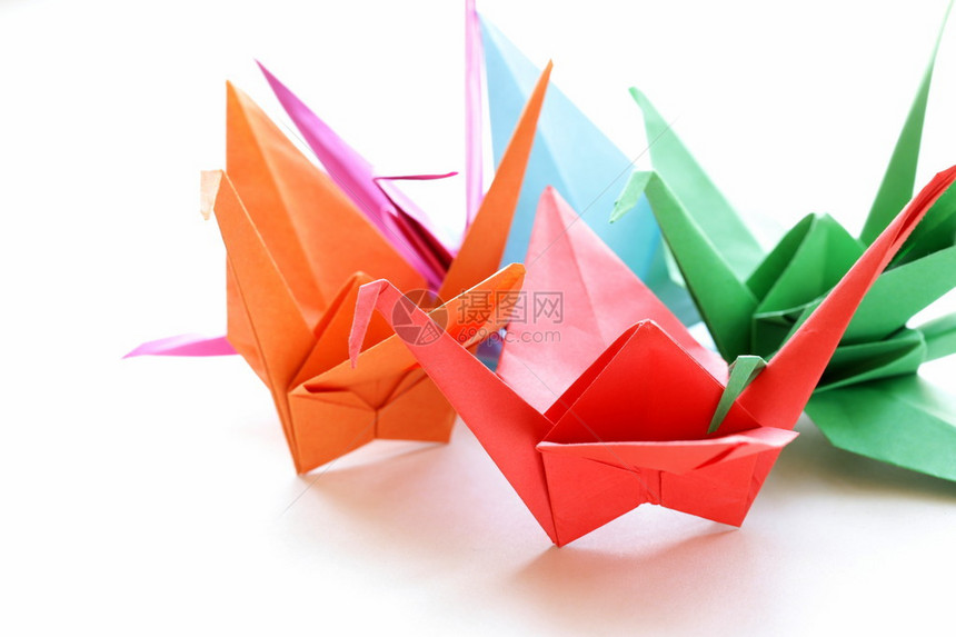 五颜六色的纸折鸟日本符号图片